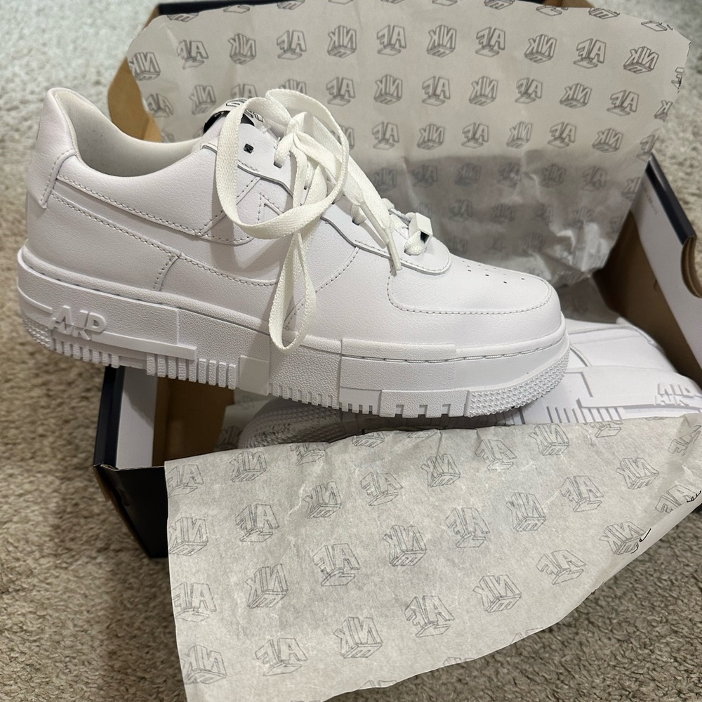 Nike Women’s Air Force 1 sage (platforms)